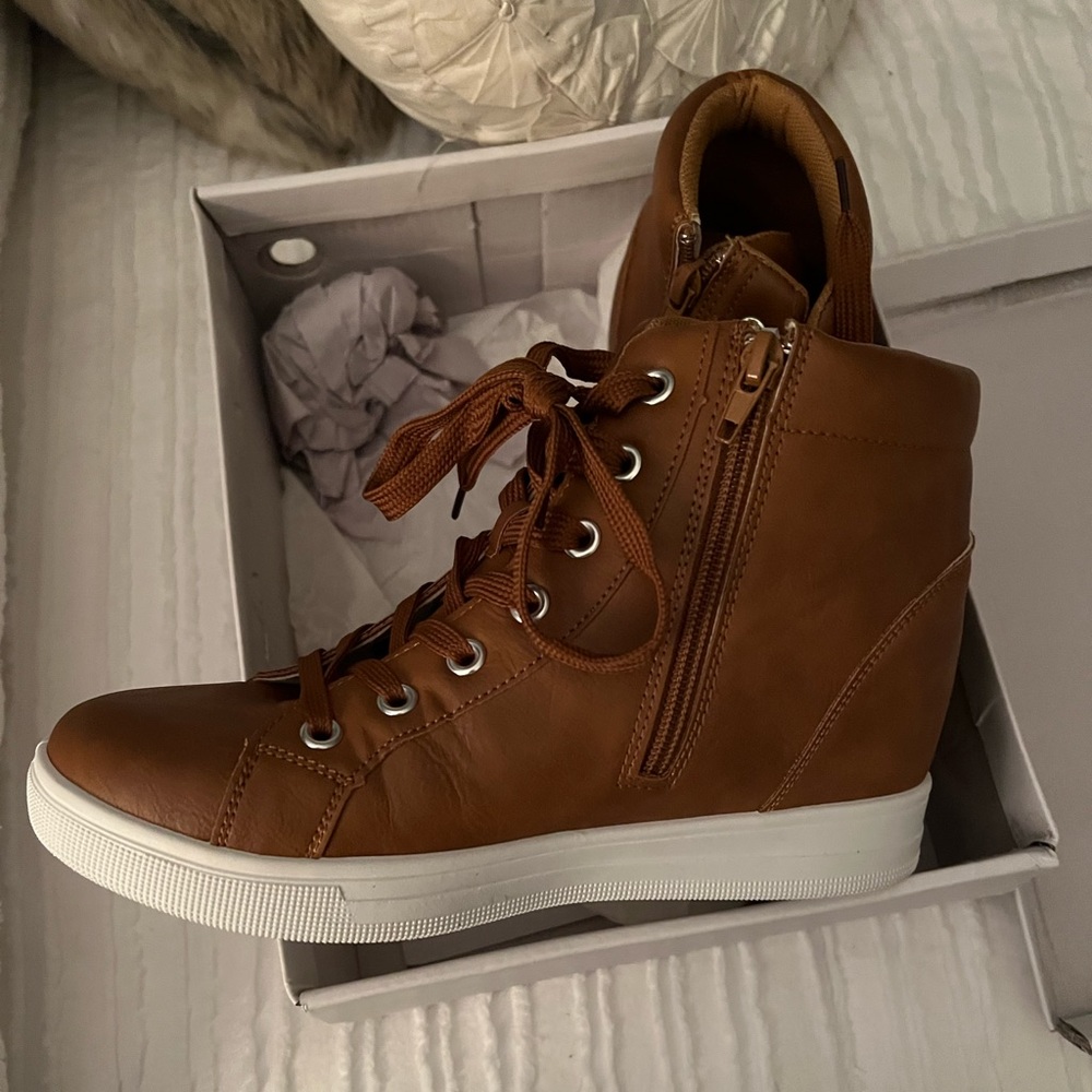 OCHO Toros Sneakers - size 7